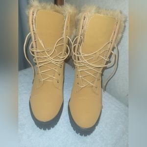 Tan stringed fur-trimmed heeled boots. Size 8.